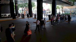 Realizan largas filas para ingresar a plazas comerciales en CDMX